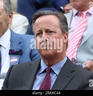 Londres, Royaume-Uni. 04th juillet 2023. L'ancien Premier ministre britannique David Cameron observe le tennis dans la case royale sur le court central le deuxième jour des championnats de Wimbledon 2023 à Londres, mardi, 04 juillet 2023. Photo de Hugo Philpott/UPI crédit: UPI/Alay Live News Banque D'Images