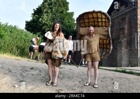 Les stars de la télévision du programme Channel four « Surviving the Stone Age » Naomi et Dan Walmsley au relais Queen's Baton en passant par Ironbridge Banque D'Images