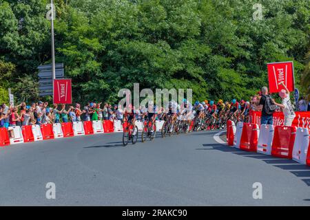 Bayonne, France: 03 juillet 2023: Le peloton lutte pour le sprint dans la phase 3 du 'Tour de France' à Bayonne, pays Basque. France. Banque D'Images