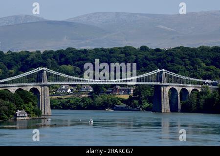 Pont suspendu de Menai traversant le détroit de Menai jusqu'à Anglesey, au nord du pays de Galles Banque D'Images