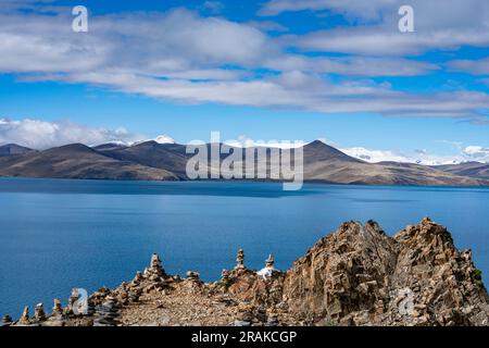 Lhassa. 4th juillet 2023. Cette photo prise sur 4 juillet 2023 montre une vue sur le lac Puma Yumco dans le comté de Nagarze, dans la région autonome du Tibet du sud-ouest de la Chine. Credit: Chen Shangcai/Xinhua/Alay Live News Banque D'Images