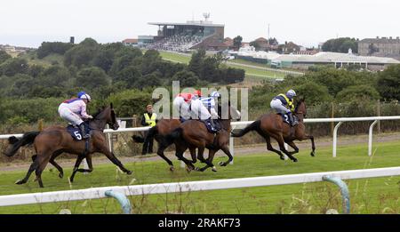 Brighton, Royaume-Uni. 14th juillet 2023. Une vue générale tandis que les coureurs et les coureurs se rendent sur le parcours pendant le téléchargement de l'application handicap à la course à l'hippodrome de Brighton. Credit: James Boardman / Alamy Live News Banque D'Images