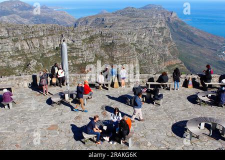 Vues prises depuis le sommet de la montagne de la Table par une belle journée de milieu d'hiver. Aussi des vues de l'arrière de Table Mountain prises d'un parc au Cap. Banque D'Images