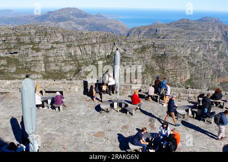 Vues prises depuis le sommet de la montagne de la Table par une belle journée de milieu d'hiver. Aussi des vues de l'arrière de Table Mountain prises d'un parc au Cap. Banque D'Images