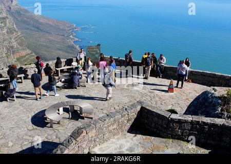 Vues prises depuis le sommet de la montagne de la Table par une belle journée de milieu d'hiver. Aussi des vues de l'arrière de Table Mountain prises d'un parc au Cap. Banque D'Images