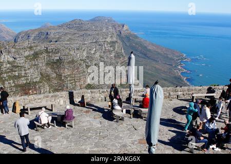 Vues prises depuis le sommet de la montagne de la Table par une belle journée de milieu d'hiver. Aussi des vues de l'arrière de Table Mountain prises d'un parc au Cap. Banque D'Images