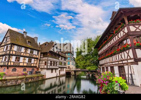 Strasbourg, France, maison de bois colorées sur les toits de la ville Banque D'Images