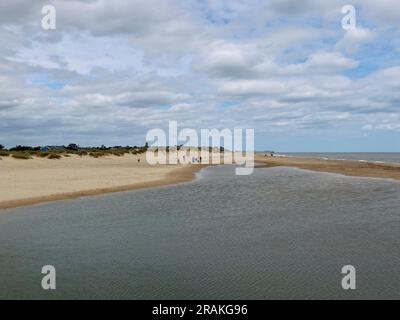 Walberswick, Suffolk - 3 juillet 2023 : chaud après-midi d'été sur la côte anglaise. La vaste plage de sable propre de Southwold. Banque D'Images