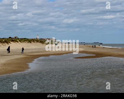 Walberswick, Suffolk - 3 juillet 2023 : chaud après-midi d'été sur la côte anglaise. La vaste plage de sable propre de Southwold. Banque D'Images