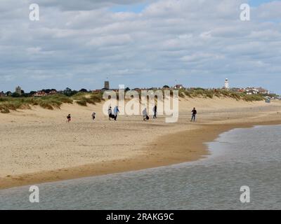 Walberswick, Suffolk - 3 juillet 2023 : chaud après-midi d'été sur la côte anglaise. La vaste plage de sable propre de Southwold. Banque D'Images