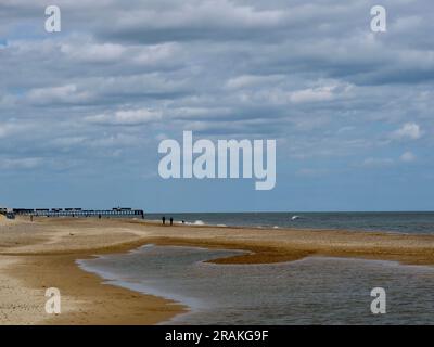 Walberswick, Suffolk - 3 juillet 2023 : chaud après-midi d'été sur la côte anglaise. La vaste plage de sable propre de Southwold. Banque D'Images