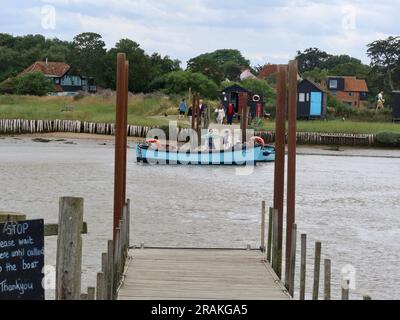 Walberswick, Suffolk - 3 juillet 2023 : chaud après-midi d'été sur la côte anglaise la jetée pour le ferry de rames. Banque D'Images