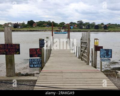 Walberswick, Suffolk - 3 juillet 2023 : chaud après-midi d'été sur la côte anglaise la jetée pour le ferry de rames. Banque D'Images