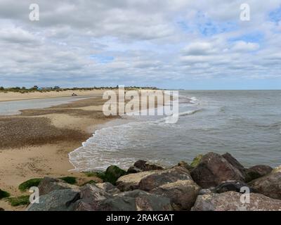 Walberswick, Suffolk - 3 juillet 2023 : chaud après-midi d'été sur la côte anglaise. La vaste plage de sable propre de Southwold. Banque D'Images