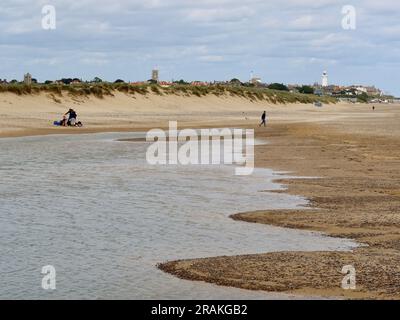 Walberswick, Suffolk - 3 juillet 2023 : chaud après-midi d'été sur la côte anglaise. La vaste plage de sable propre de Southwold. Banque D'Images