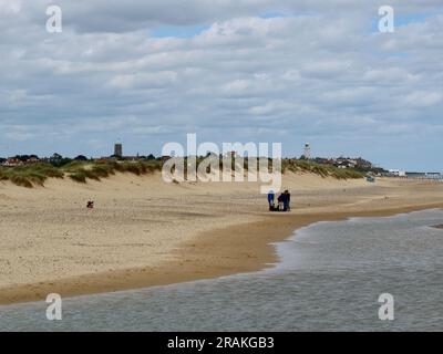 Walberswick, Suffolk - 3 juillet 2023 : chaud après-midi d'été sur la côte anglaise. La vaste plage de sable propre de Southwold. Banque D'Images