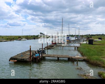 Walberswick, Suffolk - 3 juillet 2023 : chaud après-midi d'été sur la côte anglaise. Amarrages sur la rivière Blyth. Banque D'Images