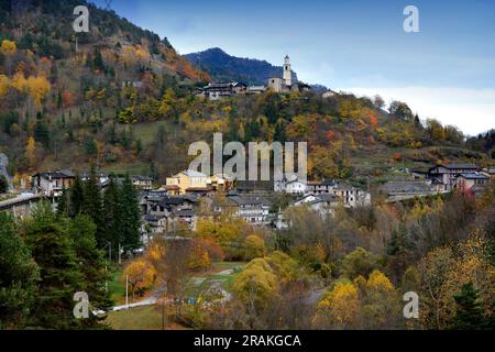 Valle Maira, Piémont, Italie - vue panoramique en automne Banque D'Images