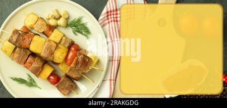 La viande est cuite sur des brochettes sur un feu ouvert. Viande et légumes sur de longues et fines brochettes en bambou ou en métal, sur un feu ouvert ou sur un gril Banque D'Images