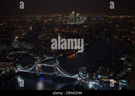 Scène de nuit de Tower Bridge et Docklands vu depuis The Shard Banque D'Images