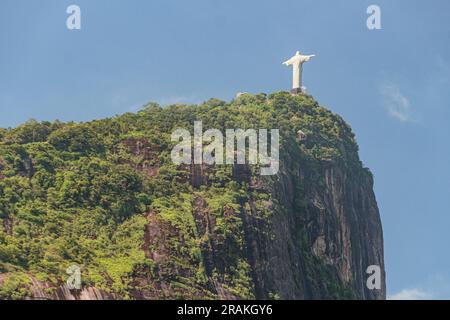 Christ Rédempteur à Rio de Janeiro, Brésil - 01 mars 2023 : statue du Christ Rédempteur vue du jardin botanique à Rio de Janeir Banque D'Images