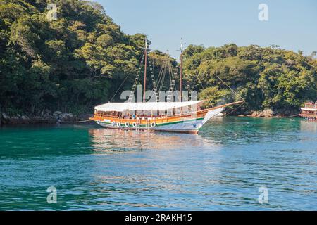 Lagune bleue de la Grande Ile d'Angra dos Reis à Rio de Janeiro, Brésil - 04 juin 2023 : bateaux dans la lagune bleue de la Grande Ile d'Angra dos Rei Banque D'Images