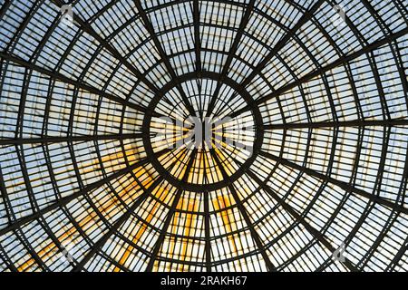 Plafond de verre avec coupole de Galleria Umberto à Naples, horizontal Banque D'Images