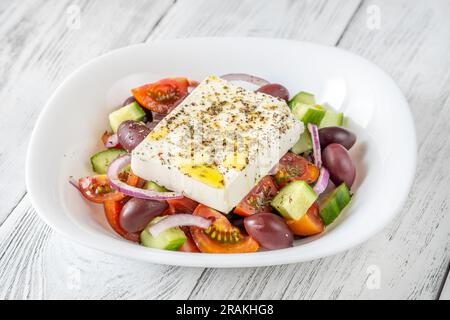 Salade grecque Horiatiki avec fromage feta dans le bol Banque D'Images