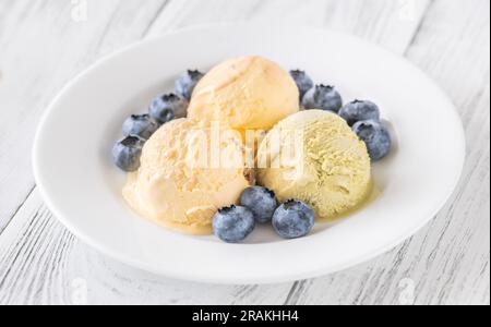 Boules de crème glacée vanille et pistache aux myrtilles Banque D'Images