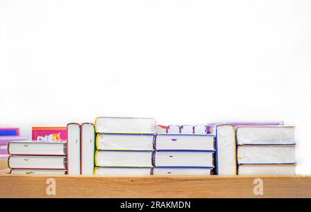 livres épais manuels empilés sur une table en bois. Éducation. retour à l'école Banque D'Images