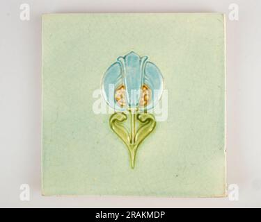 Antique années 1900 Anglais Alfred Meakin Art Nouveau tulipe fleur tulipe tulipe carreau de poterie Banque D'Images