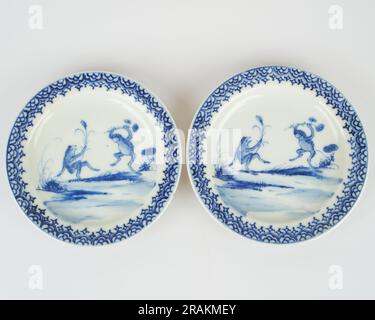 Paire antique de plats japonais en porcelaine de grenouille bleue et blanche Banque D'Images