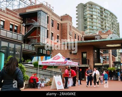 Stand de collecte de fonds tenu par des vétérans du détachement 1458 de la Marine corps League à Ghirardelli Square Marina District San Francisco Californie États-Unis Banque D'Images