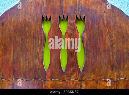 Trois fourches découpés sur une surface en bois. Banque D'Images