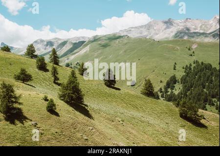 Colle della Maddalena, Alpi Marittime, Cuneo (Piémont, Italie). Panorama du passage frontalier entre l'Italie et la France Banque D'Images