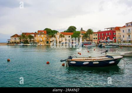 Sutivan, Croatie - 14 mai 2023. Le port du village historique de Sutivan sur l'île de Brac en Croatie Banque D'Images