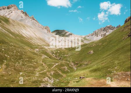 Colle della Maddalena, Alpi Marittime, Cuneo (Piémont, Italie). Panorama du passage frontalier entre l'Italie et la France Banque D'Images