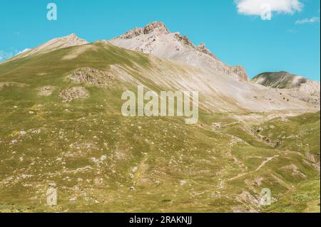 Colle della Maddalena, Alpi Marittime, Cuneo (Piémont, Italie). Panorama du passage frontalier entre l'Italie et la France Banque D'Images