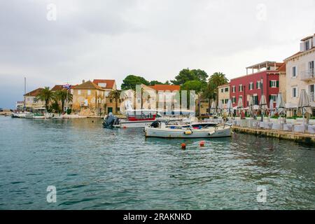 Sutivan, Croatie - 14 mai 2023. Le front de mer du village historique de Sutivan sur l'île de Brac en Croatie Banque D'Images