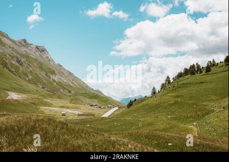 Colle della Maddalena, Alpi Marittime, Cuneo (Piémont, Italie). Panorama du passage frontalier entre l'Italie et la France Banque D'Images