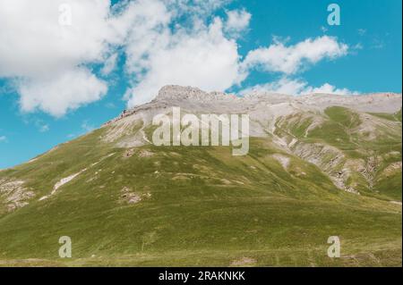 Colle della Maddalena, Alpi Marittime, Cuneo (Piémont, Italie). Panorama du passage frontalier entre l'Italie et la France Banque D'Images