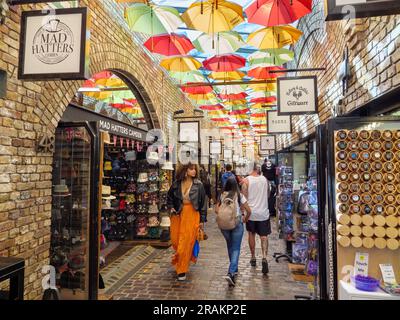 Les jeunes qui achètent des vêtements à la mode dans la partie écuries de Camden Market, Londres, Royaume-Uni Banque D'Images