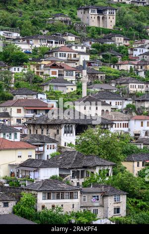 Traditionnel, période pouf, toit en pierre, maisons dans la vieille ville de Gjirokastër dans le sud de l'Albanie. Banque D'Images