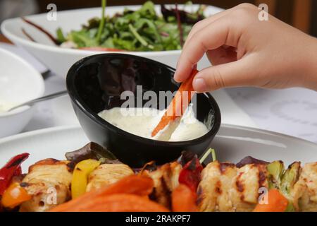 Souvlaki grec, potatoe sucré et sauce au yaourt tzatziki servis dans l'assiette du restaurant Banque D'Images