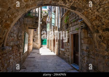 Une ruelle typique couverte et étroite dans la vieille ville médiévale à côté des murs du palais de Dioclétien à Split, Dalmatie, Croatie. Banque D'Images