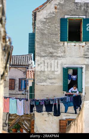 Passez une journée dans la vieille ville médiévale de Split, à côté des murs du palais de Dioclétien, Split, Dalmatie, Croatie. Banque D'Images