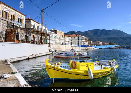 Vue sur le port dans le petit village de pêcheurs d'Agios Nikolaos. Dans le Mani extérieur, sud du Péloponnèse, Grèce. Banque D'Images