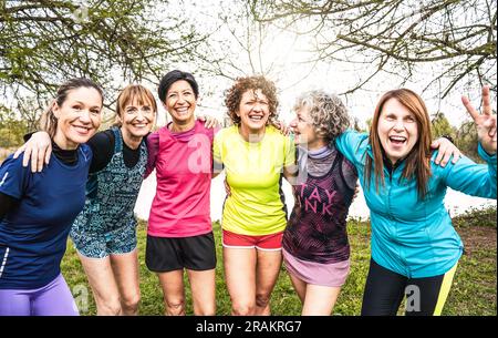 Heureuses femmes multigénérationnelles s'amusant ensemble au parc de la ville - amies multigénérationnelles souriant à la caméra après l'entraînement sportif en plein air - BRI Banque D'Images