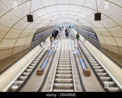 Monter l'escalator sur la ligne Elizabeth à la station de métro London, Londres, Royaume-Uni Banque D'Images