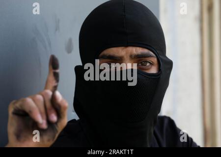 4 juillet 2023 : Jenin, Cisjordanie, Palestine. Des affrontements se poursuivent entre les troupes israéliennes et les Palestiniens à Jénine le deuxième jour d'une opération militaire israélienne de grande envergure dans le camp de réfugiés palestiniens de Jénine, dans le nord de la Cisjordanie. Dans les premières heures du lundi 3rd juillet, l'armée israélienne a lancé une offensive majeure avec des frappes aériennes et des troupes sur le sol dans le camp surpeuplé qui s'est poursuivi pendant une deuxième journée. Au moins 10 Palestiniens âgés de 16 à 23 ans ont vivement été tués, tandis qu'au moins 120 Palestiniens auraient été blessés jusqu'à présent dans l'offensive en cours Banque D'Images